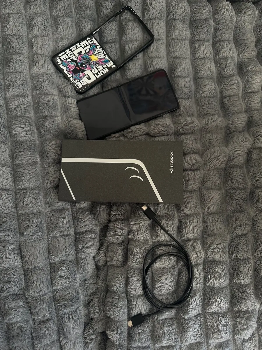 Samsung Z Flip 7 - Image 3