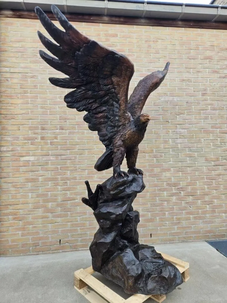 Bronze eagle sculpture - Image 1