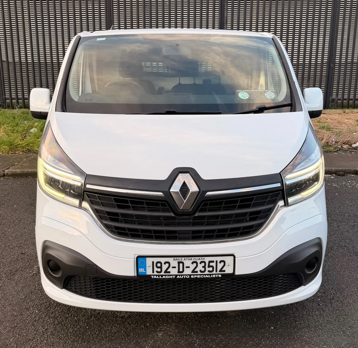 192 Renault Trafic High Spec - Image 2