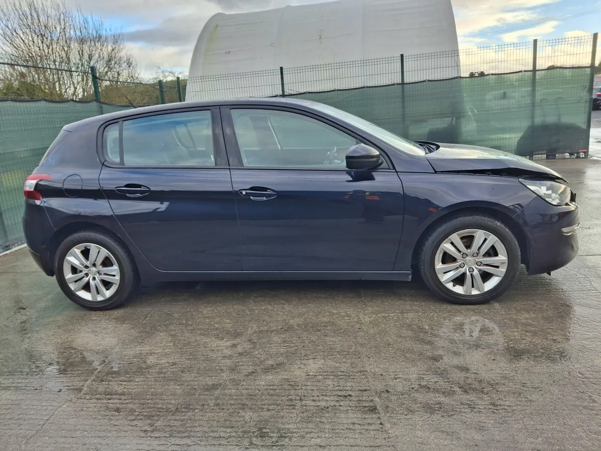 🚗 2017 Peugeot 308  Light Damage - Image 3