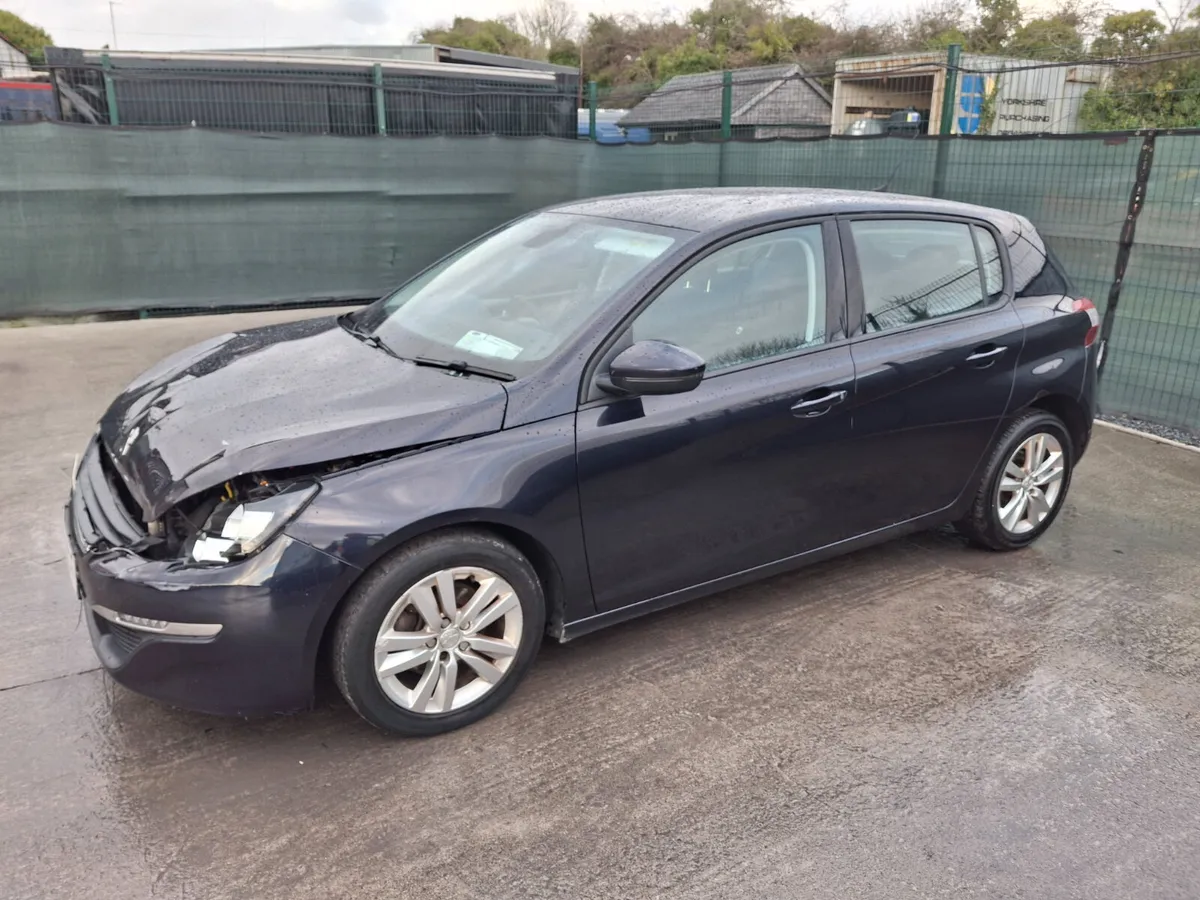🚗 2017 Peugeot 308  Light Damage - Image 2