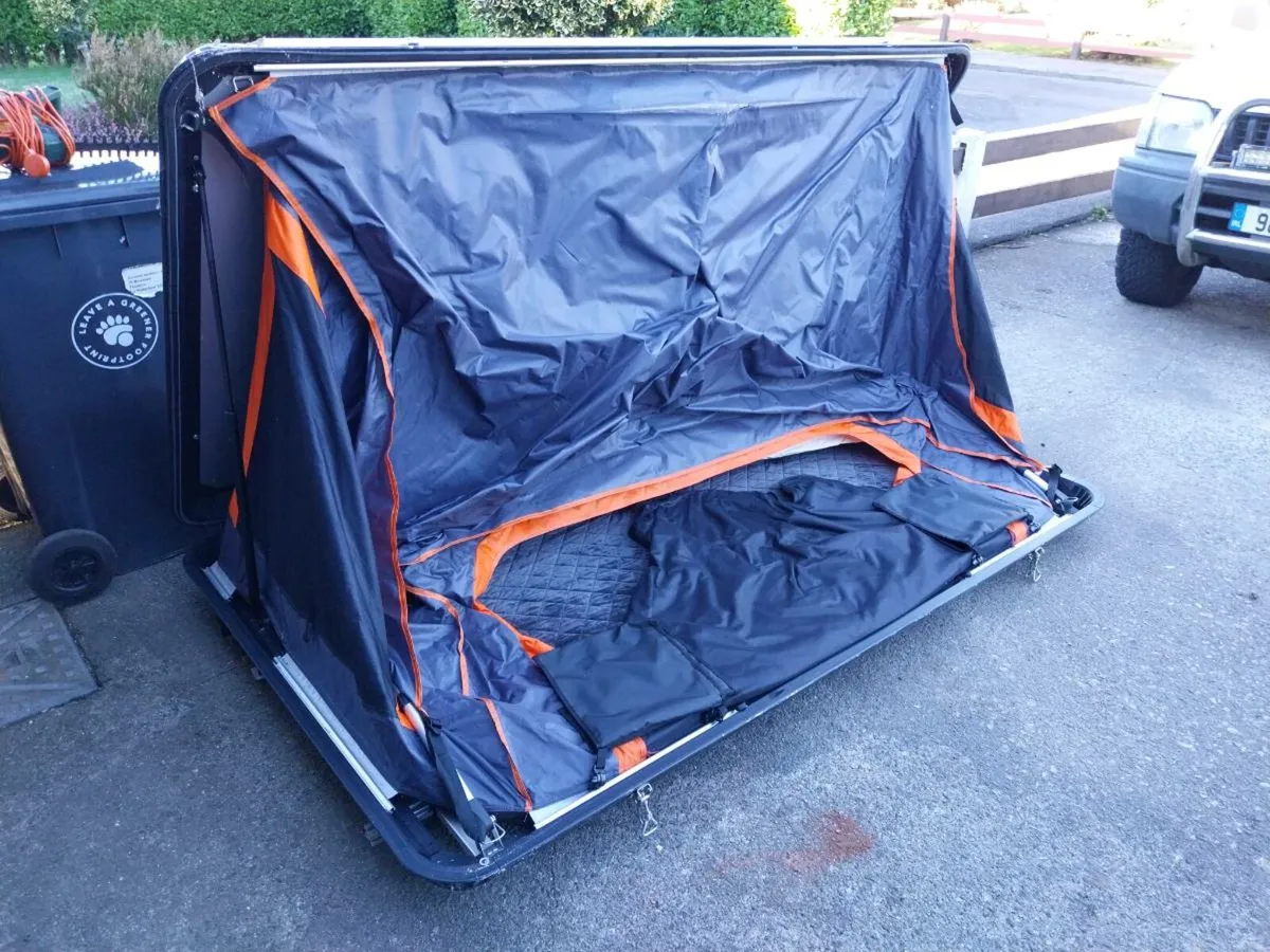 Roof top tent with solar panels - Image 4