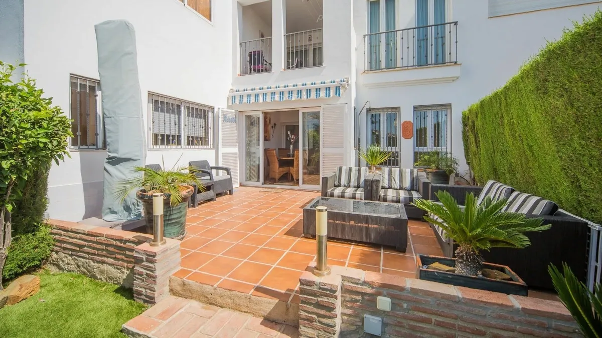 Sun-Drenched Garden Apartment, Castillo Duquesa - Image 3