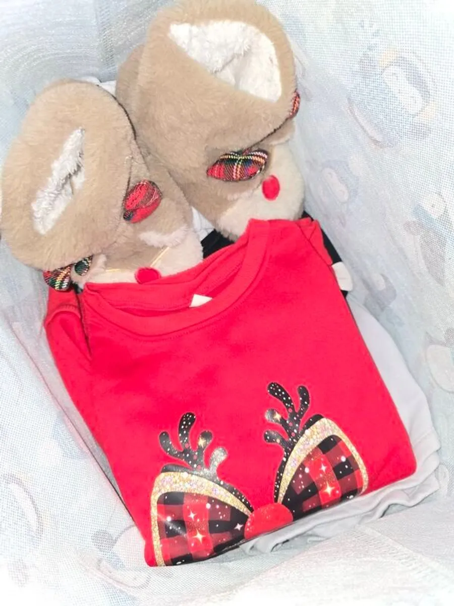 Xmas clothes bundle 4 to 5 - Image 1