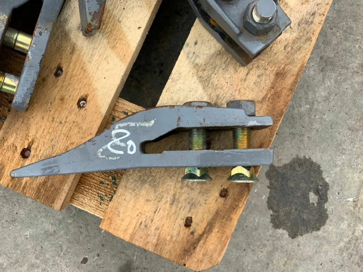 UNUSED MINI DIGGER BUCKET TEETH........5649.... - Image 3
