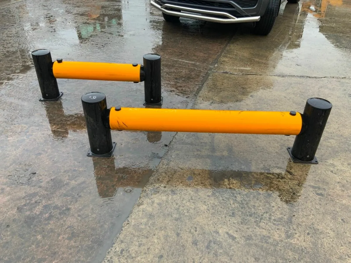 LIGHT WEIGHT CRASH BARRIERS x 2. - Image 2