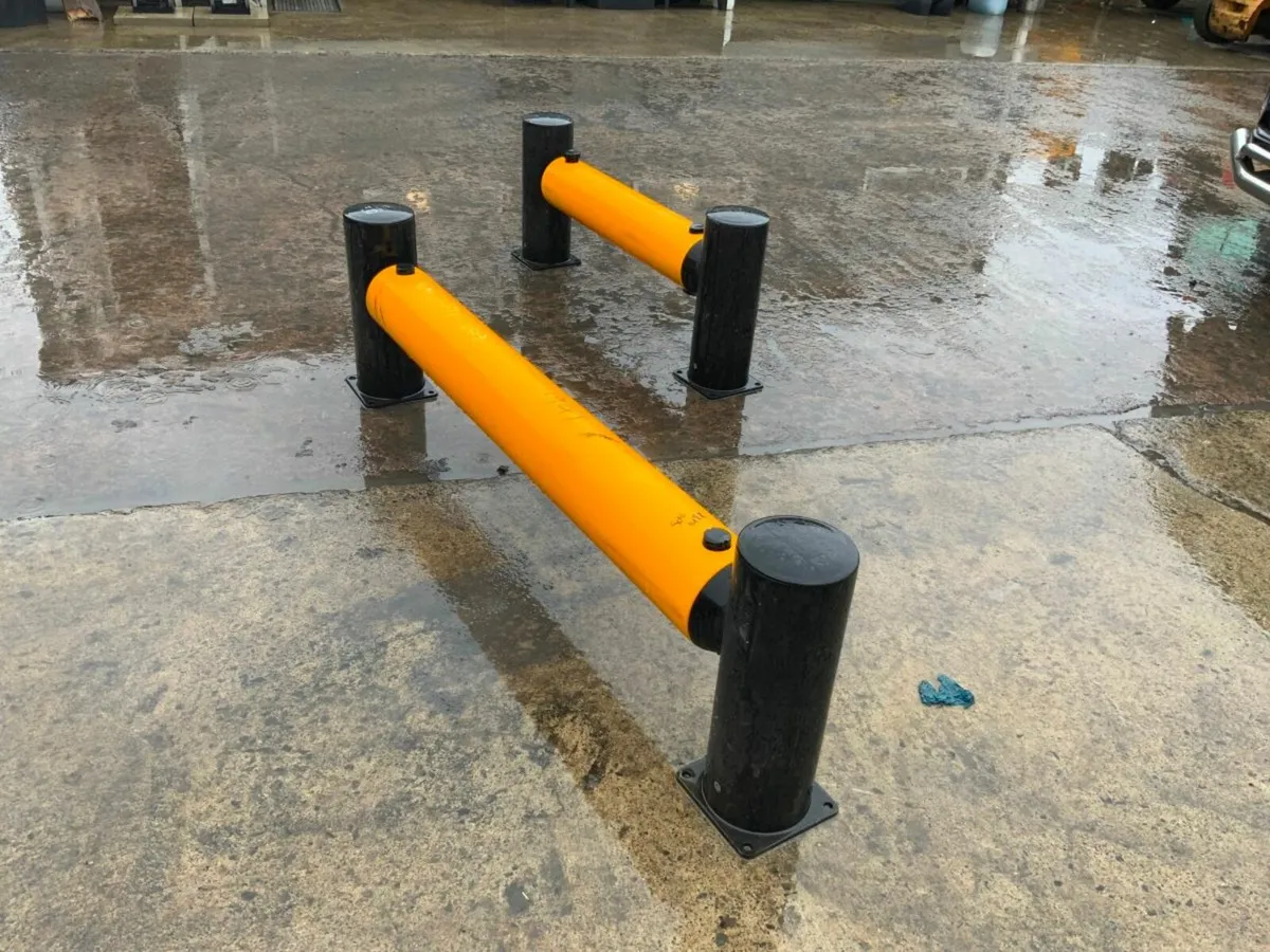LIGHT WEIGHT CRASH BARRIERS x 2. - Image 4
