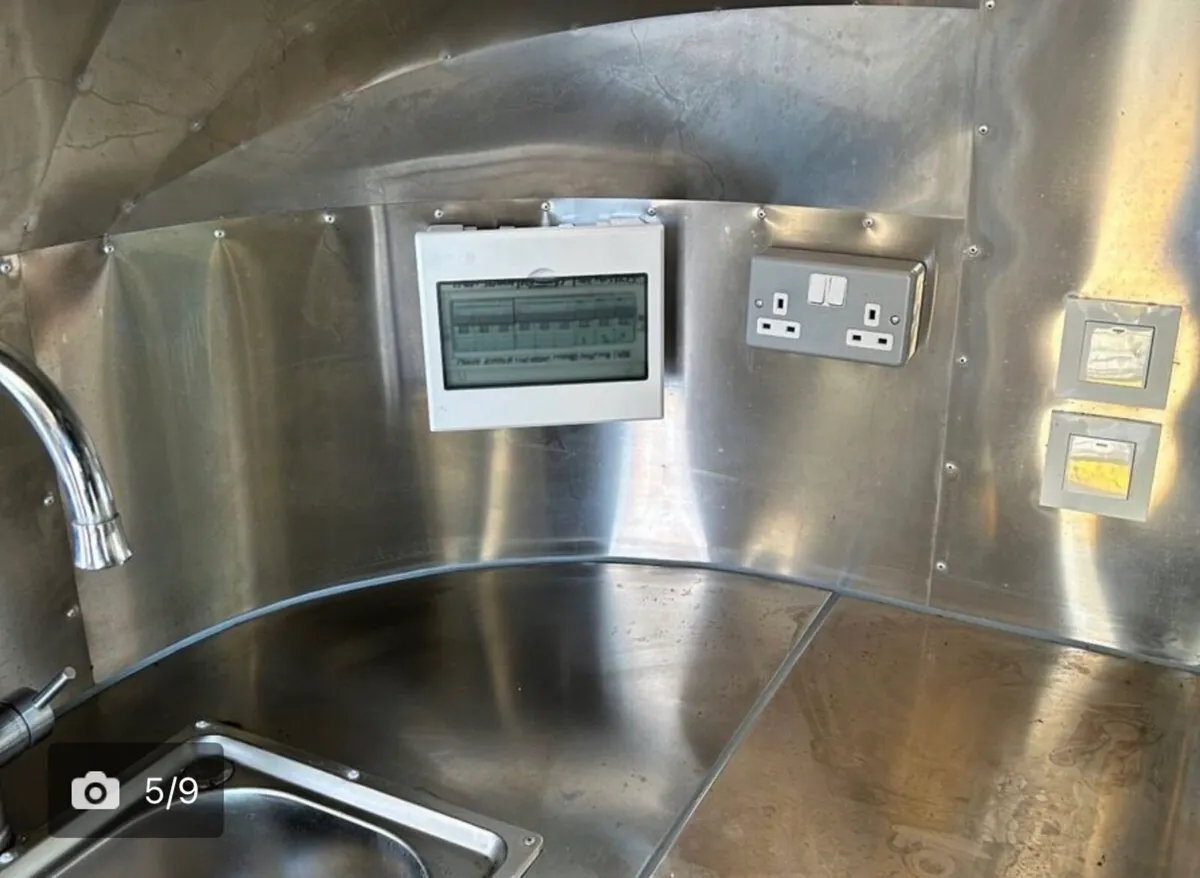 Like new 4 mtr Airstream Catering Trailer - Image 3
