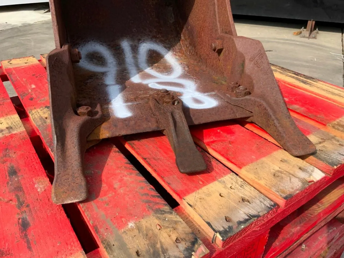 18" JCB DIGGING BUCKET...40mm PINS.....910-18. - Image 4