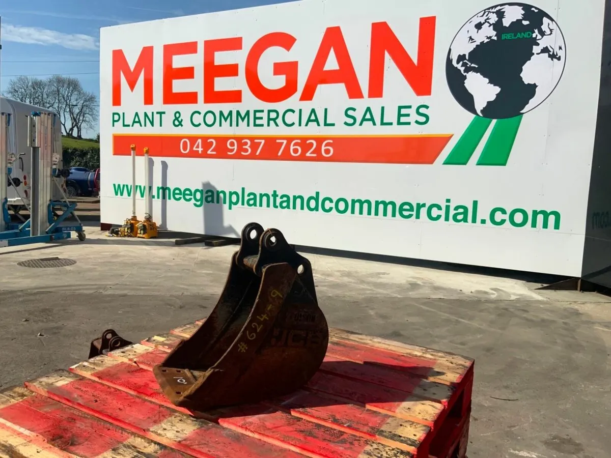 10" JCB DIGGING BUCKET...30mm PINS......624-9. - Image 1