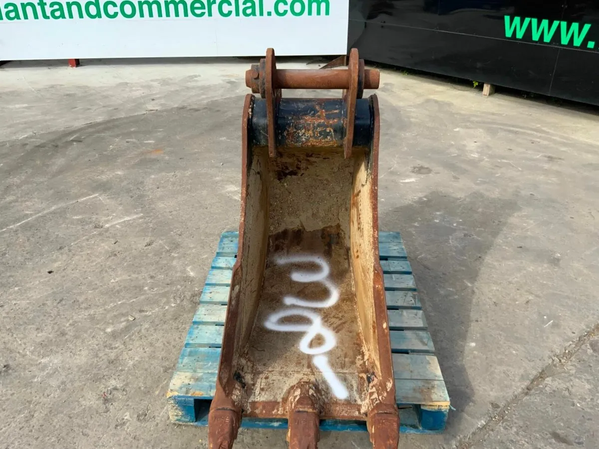 18" JCB DIGGING BUCKET......65mm PINS......381v. - Image 3