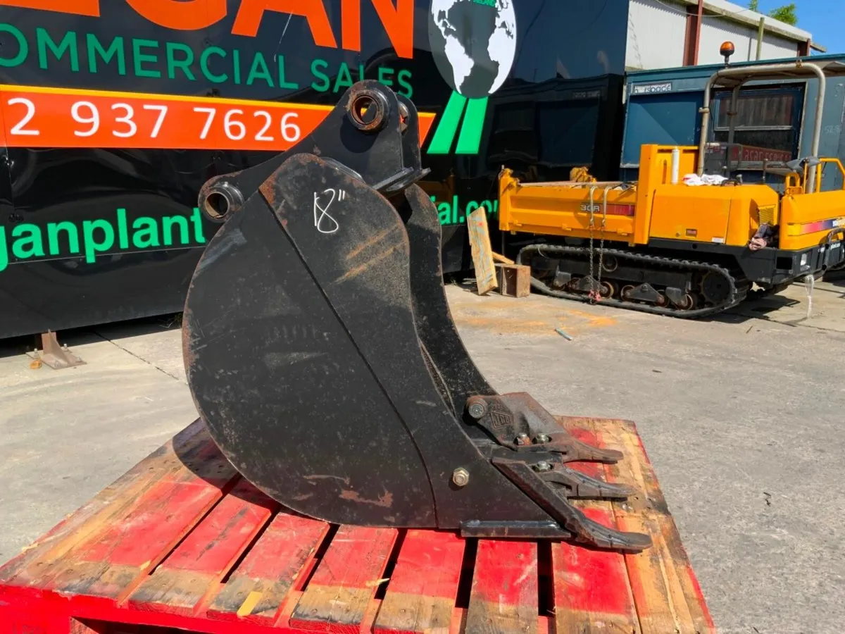 18" JCB 3CX DIGGING BUCKET....45mmPINS.....390v - Image 4