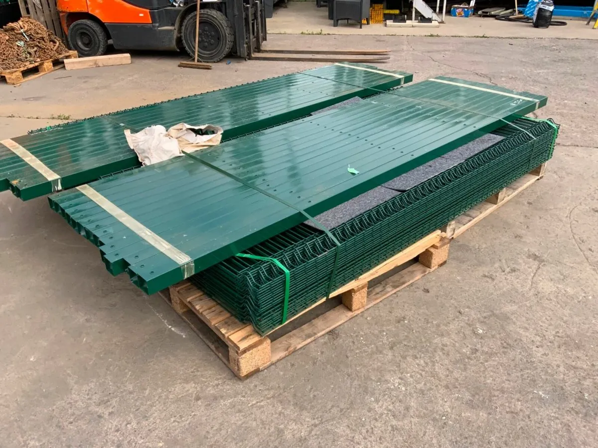 UNUSED V MESH SECURITY FENCING BUNDLE...220m. - Image 2
