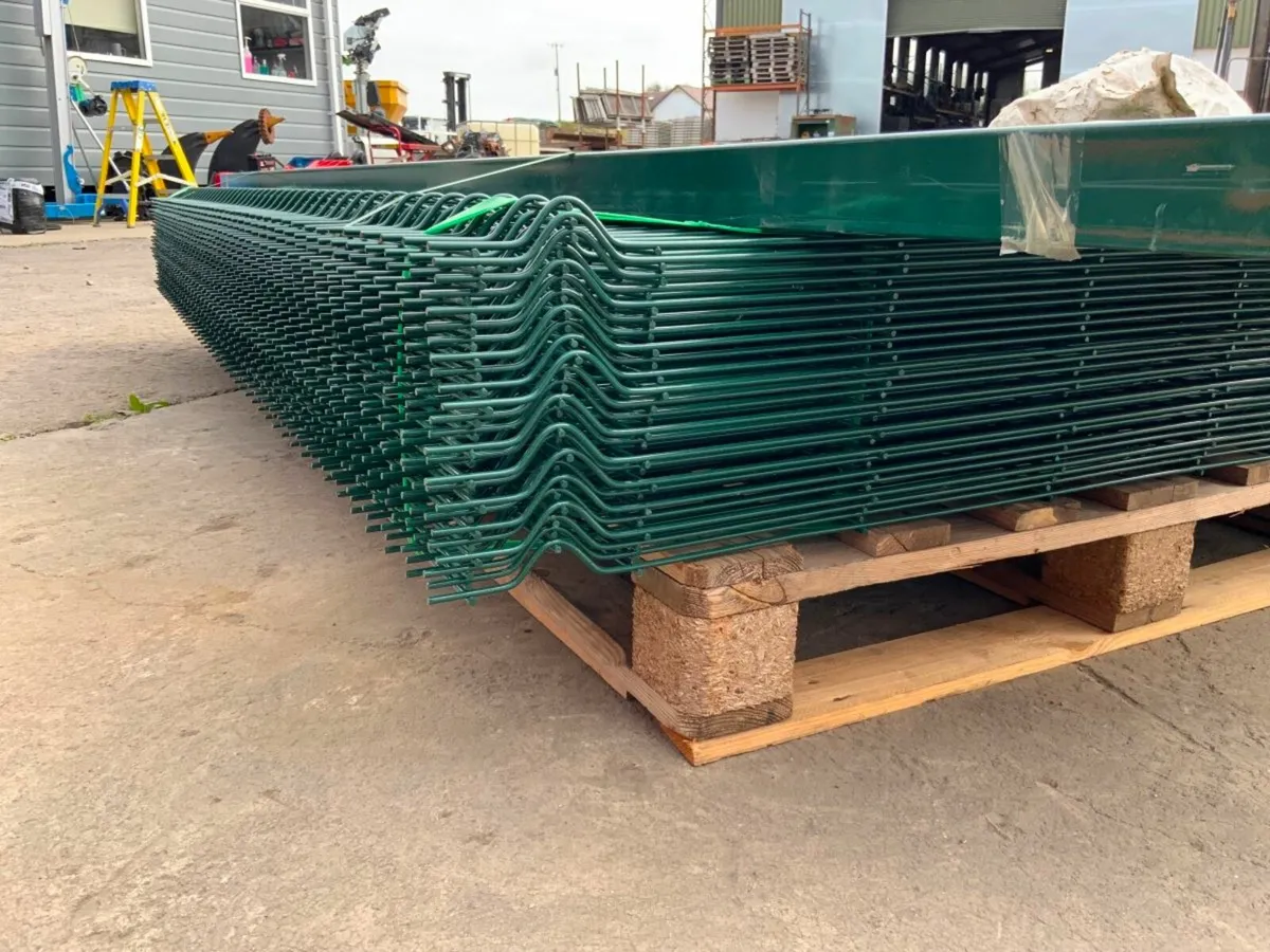 UNUSED V MESH SECURITY FENCING BUNDLE...220m. - Image 4