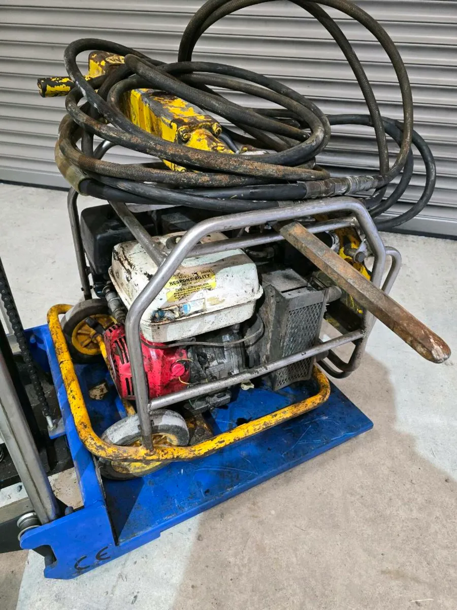 JCB Hydraulic Pack and Hammer - Image 3