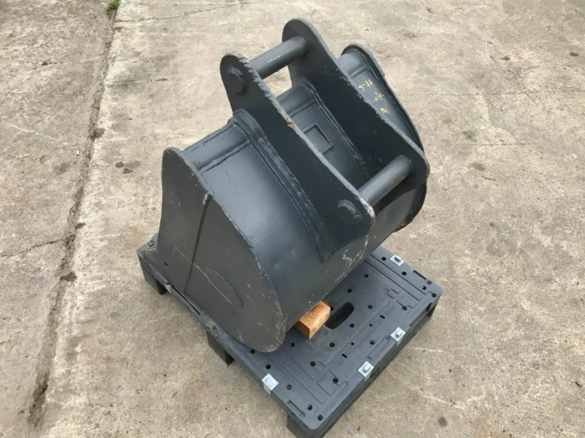 *** 24"  DIGGING BUCKET ......45mm PINS.....10H ** - Image 1