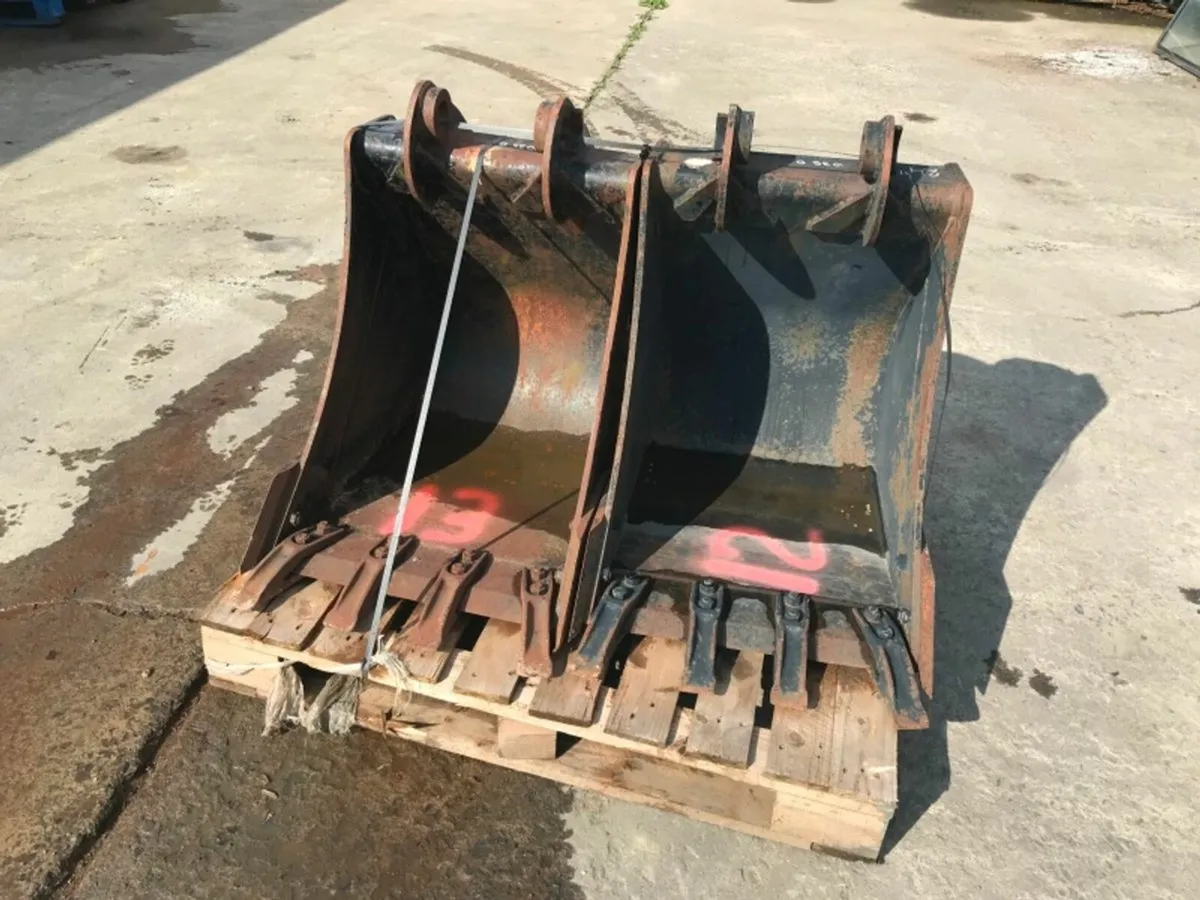 UNUSED 24" DIGGING BUCKET...45mm PINS.....  1035 - Image 2