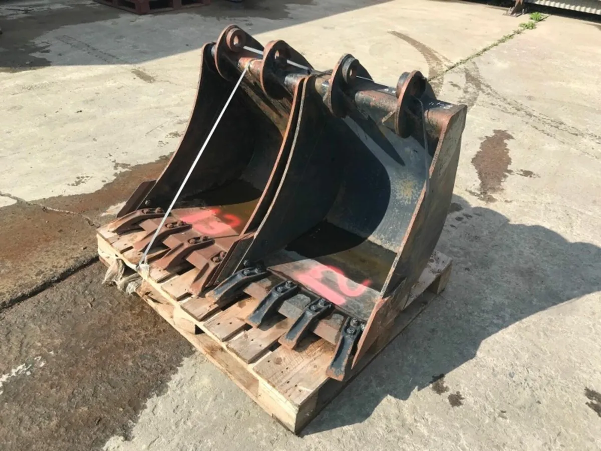 UNUSED 24" DIGGING BUCKET...45mm PINS.....  1035 - Image 1