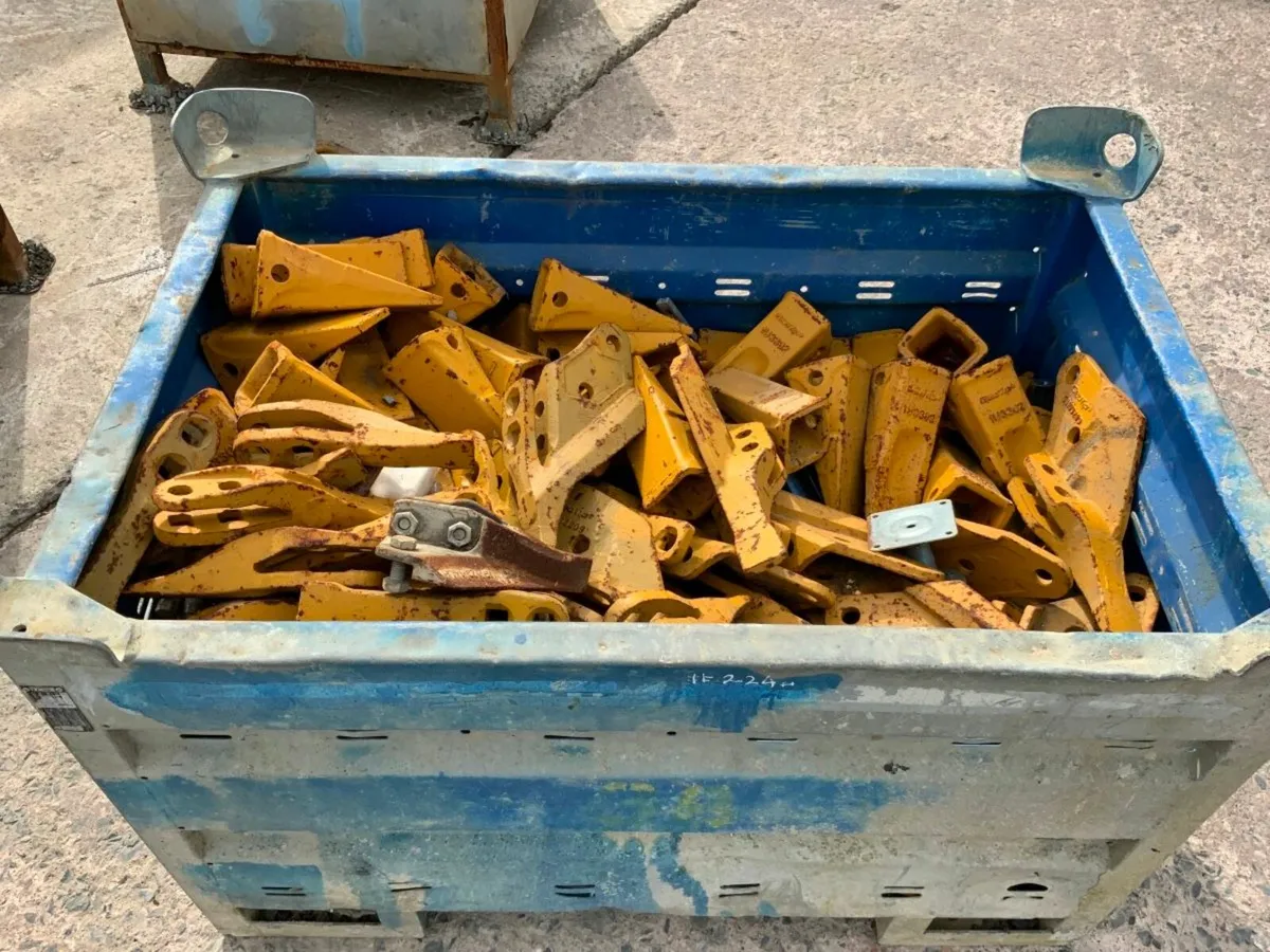 CAT TYPE BUCKET TEETH ADAPTORS / TIPS. - Image 1