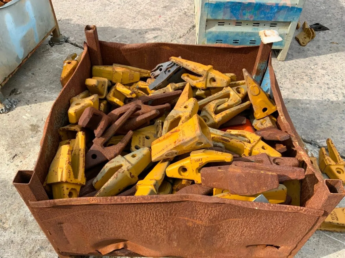 CAT TYPE BUCKET TEETH ADAPTORS / TIPS. - Image 4