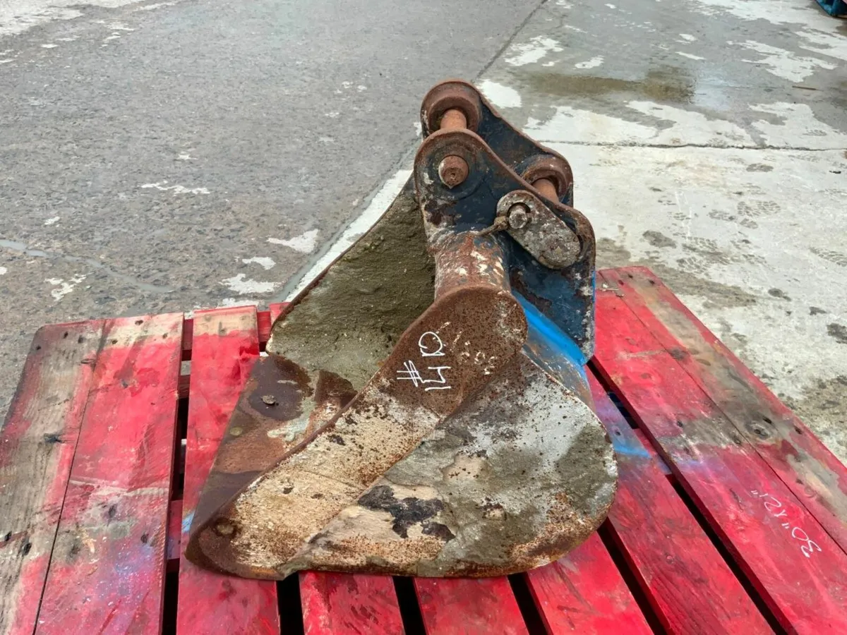 18" MINI DIGGER BUCKET....30mm PINS.....#140. - Image 2