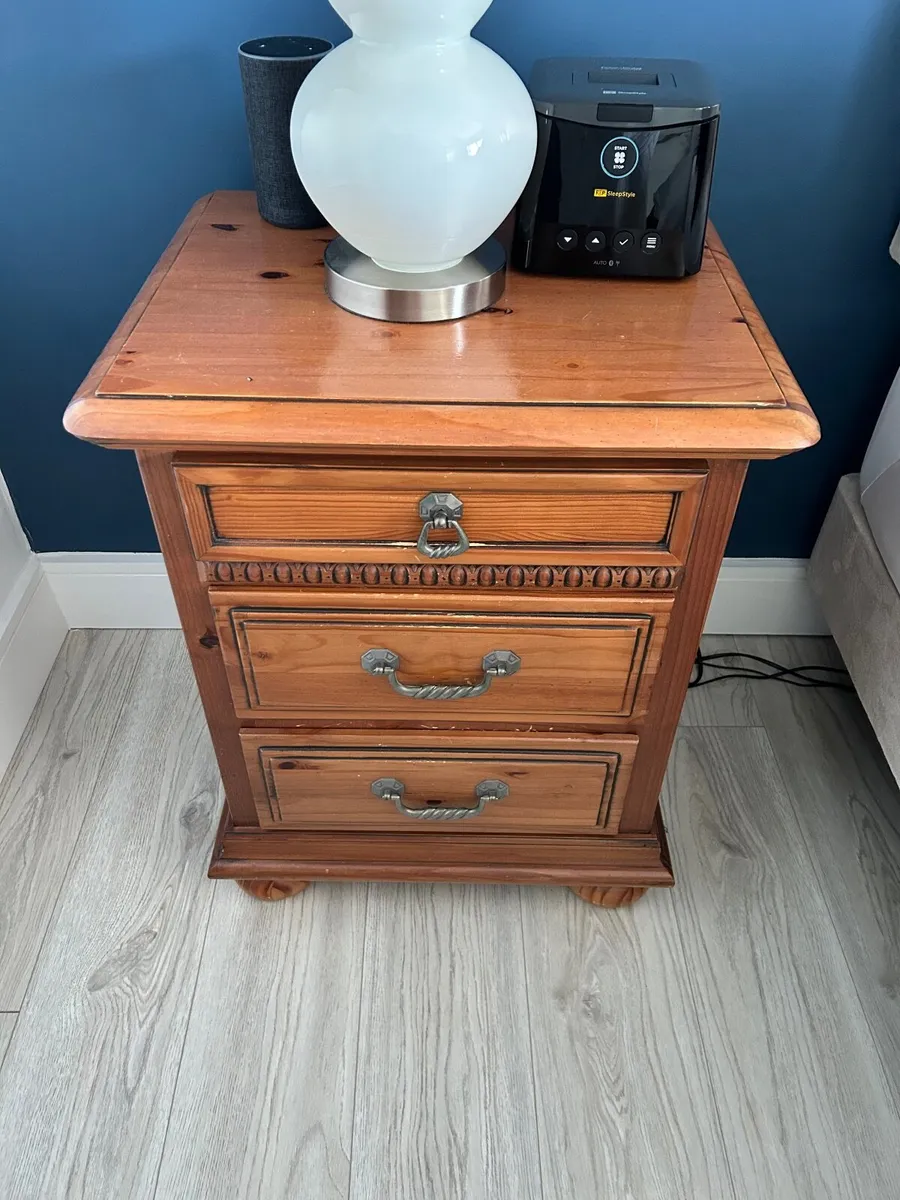 Beautiful King Size Timber Bed & Matching Lockers - Image 3