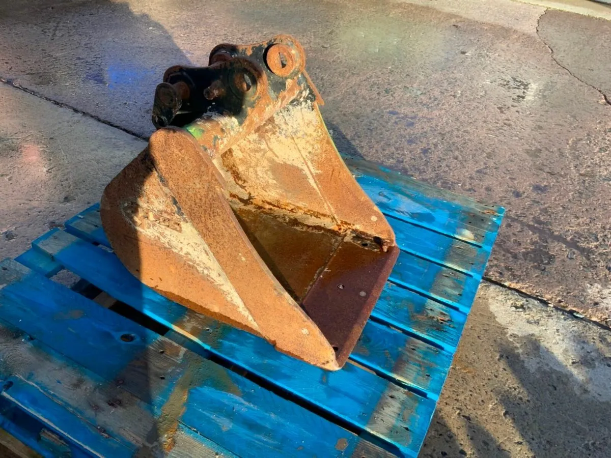 18" DIGGING BUCKET.....30mm PINS.....1831. - Image 1