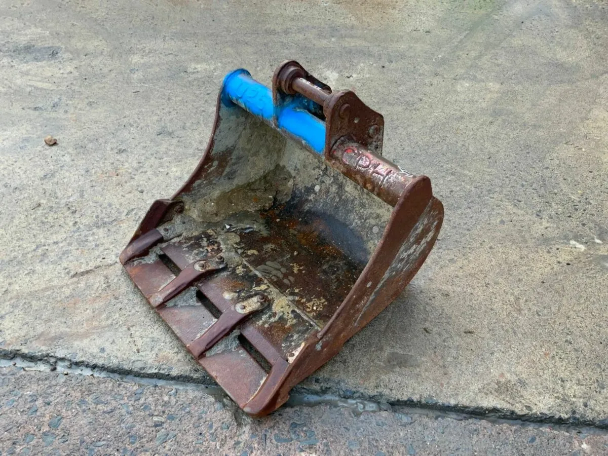 24" DIGGING BUCKET.......30mm PINS......  U25 - Image 1