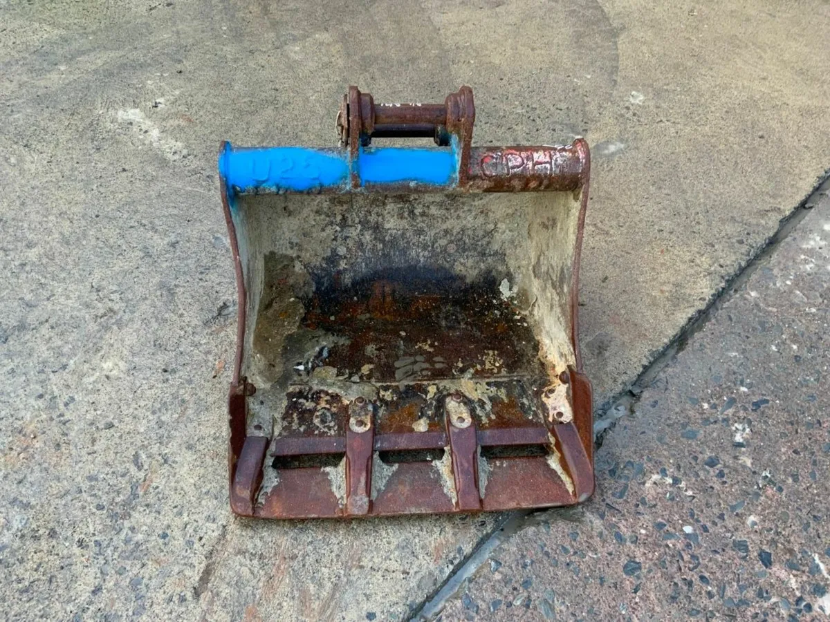 24" DIGGING BUCKET.......30mm PINS......  U25 - Image 4