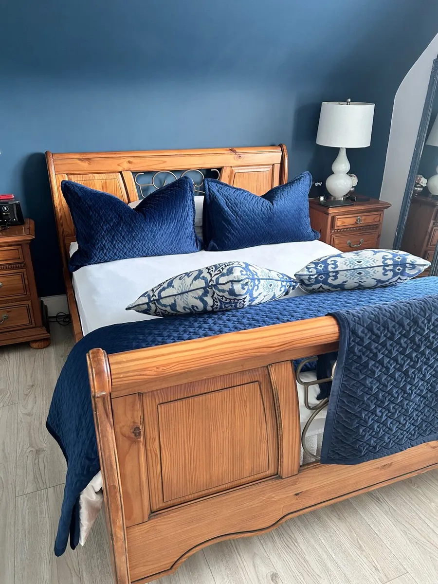 Beautiful King Size Timber Bed & Matching Lockers - Image 2