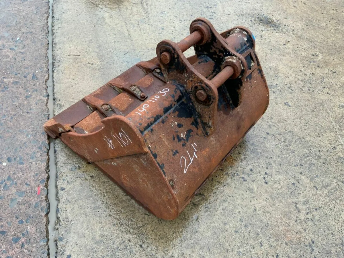 24" MINI DIGGER BUCKET......30mm PINS.......1101. - Image 2