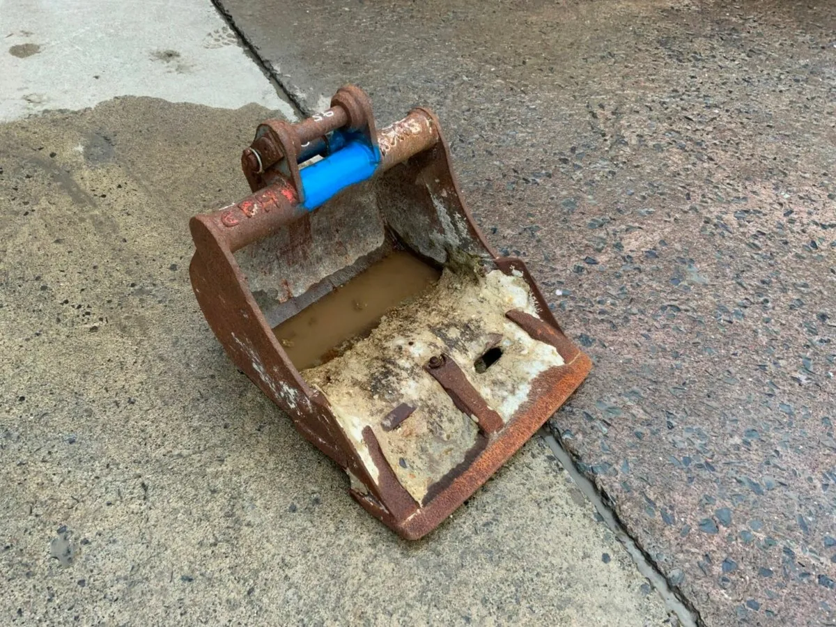 18" MINI DIGGER BUCKET....30mm PINS.......30317 - Image 3