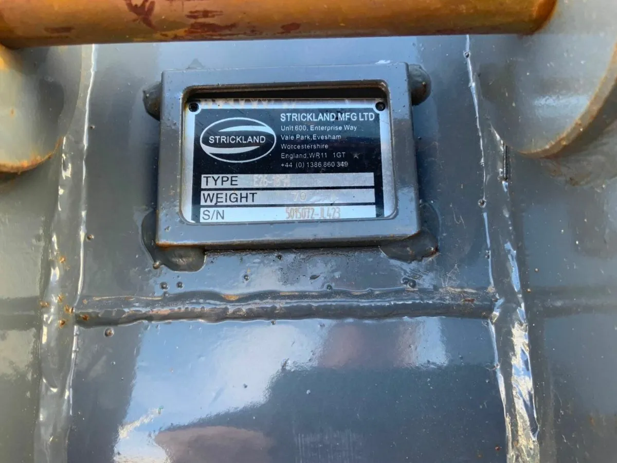 18" STRICKLAND DIGGING BUCKETS...35mm PINS...1210 - Image 3