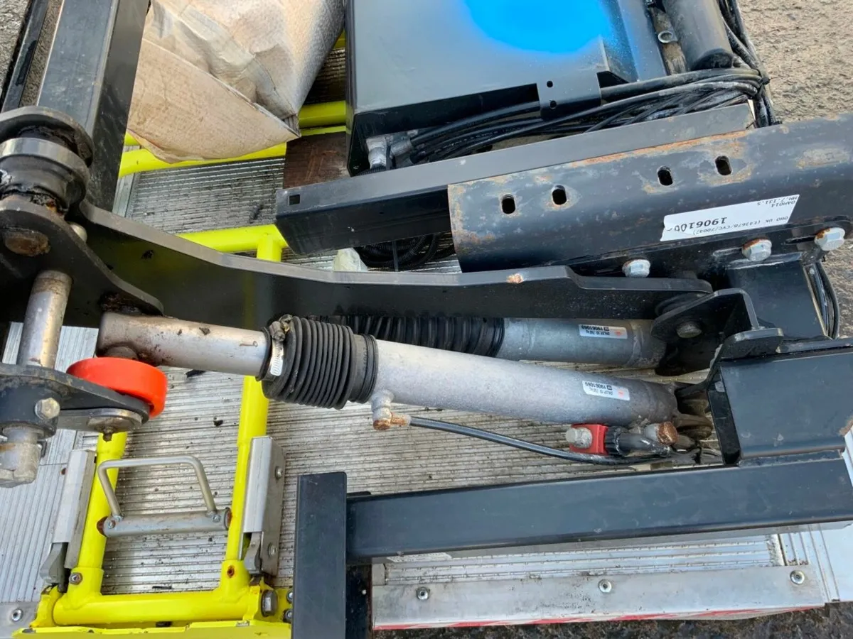 DHOLLANDIA CANTILEVER TAIL LIFT.........5699. - Image 3