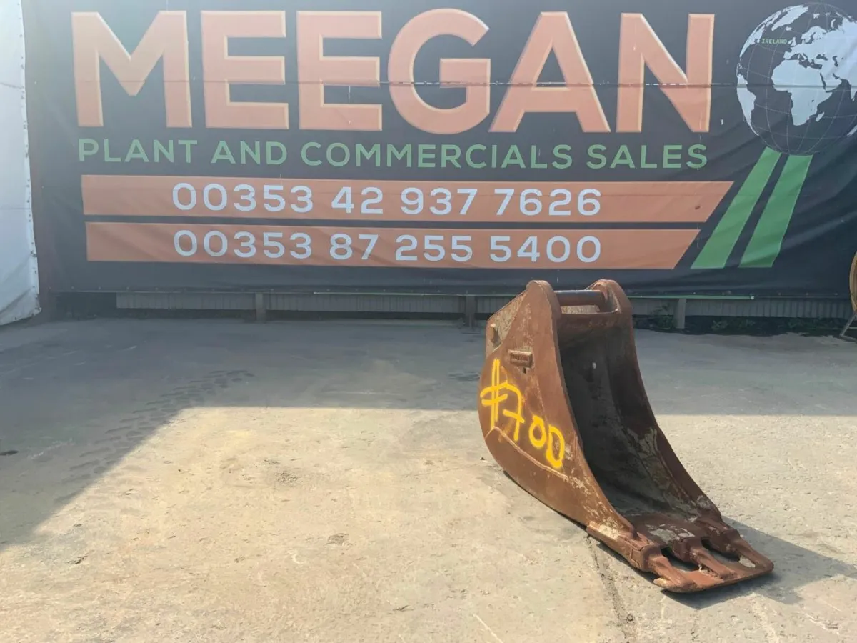 18" VOLVO SCOOP BUCKET...70mm PINS.....#7OD. - Image 2