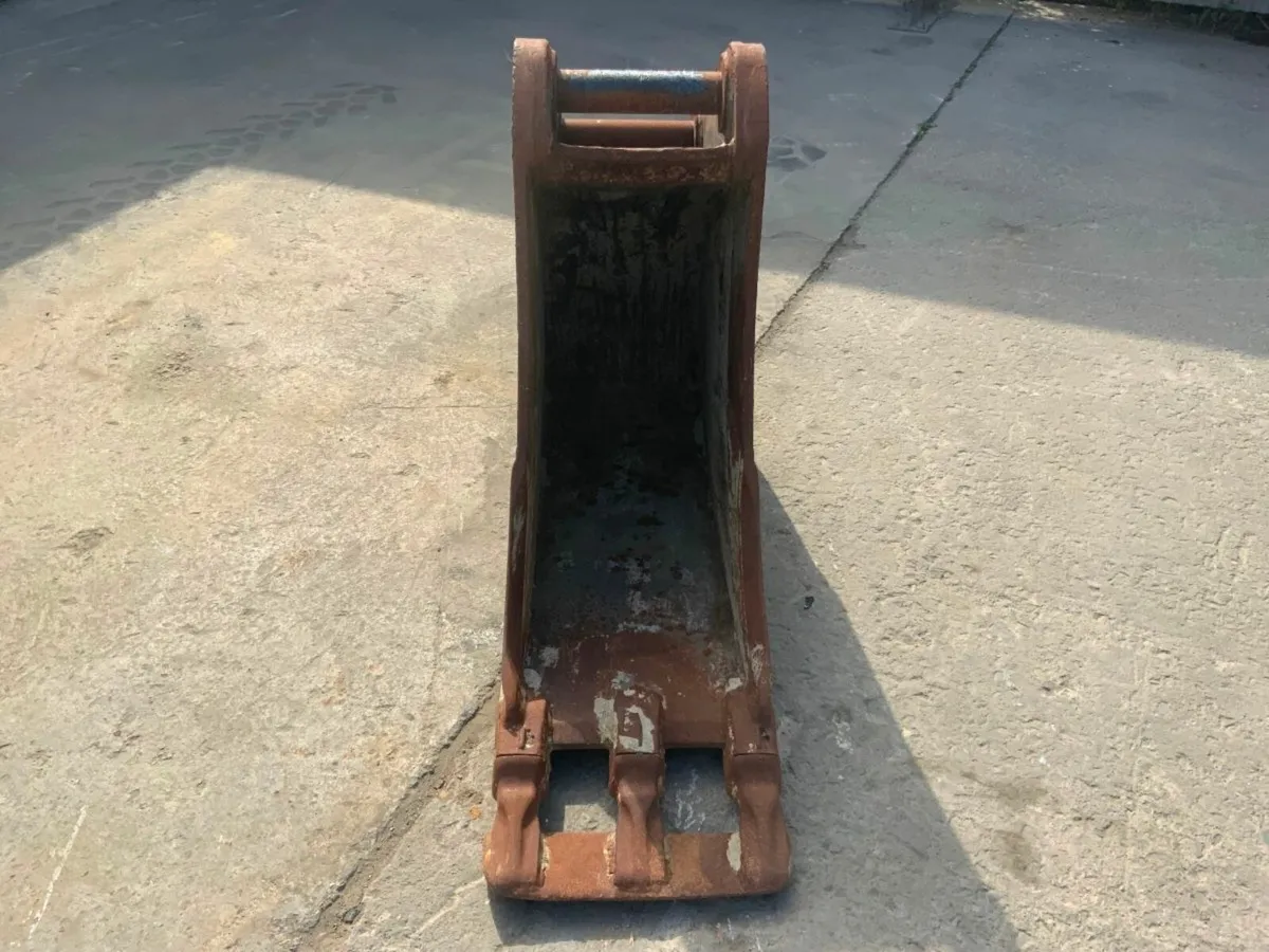 18" VOLVO SCOOP BUCKET...70mm PINS.....#7OD. - Image 3