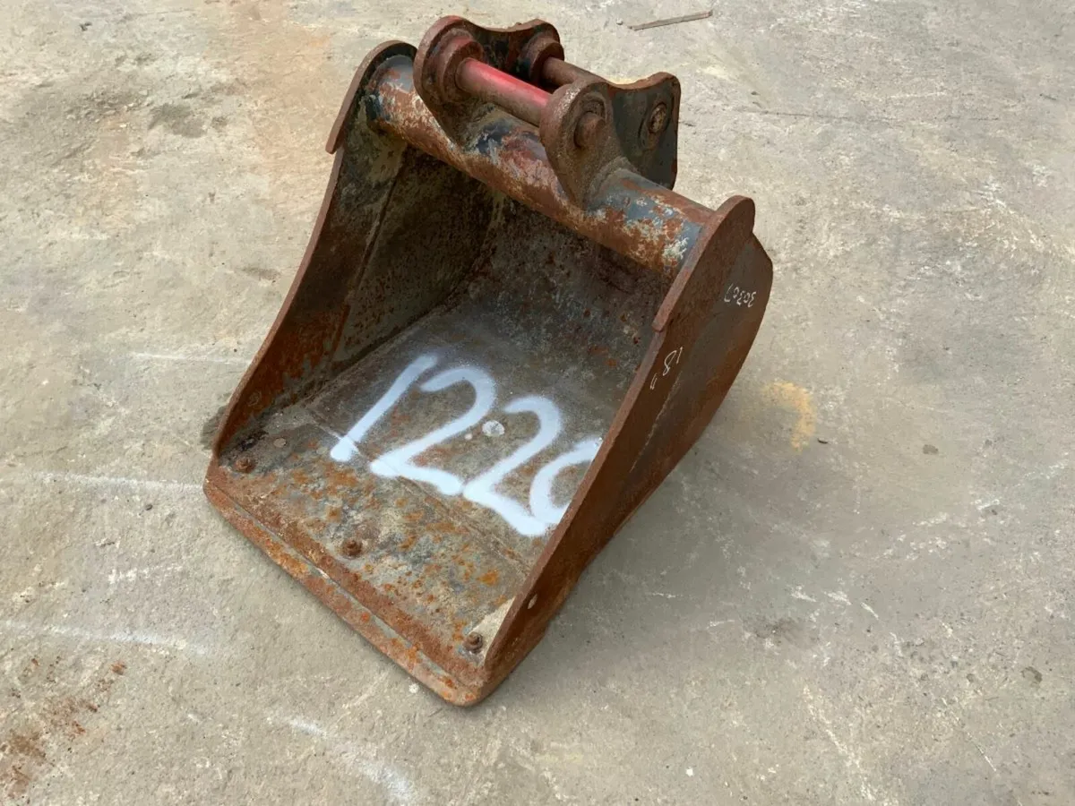 18" MINI DIGGER BUCKET.....30mm PINS......1220/5. - Image 1