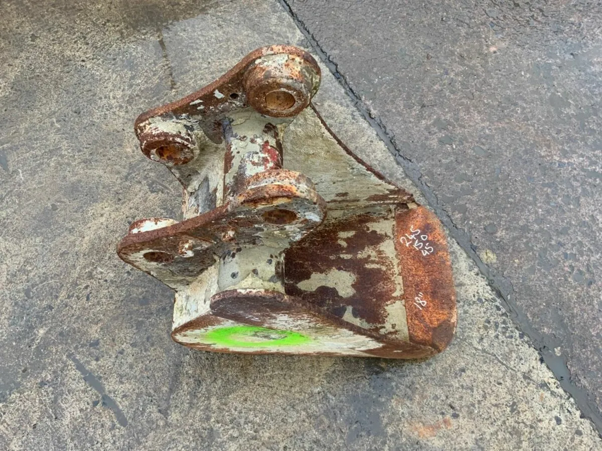 *** 18" DIGGING BUCKET....45mm PINS - Image 3