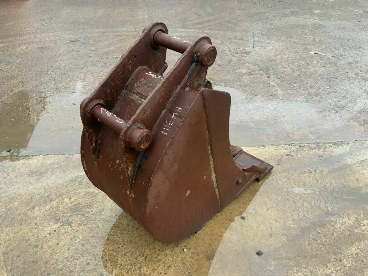 18" JCB DIGGING BUCKET .......45mm PINS.......#111 - Image 3