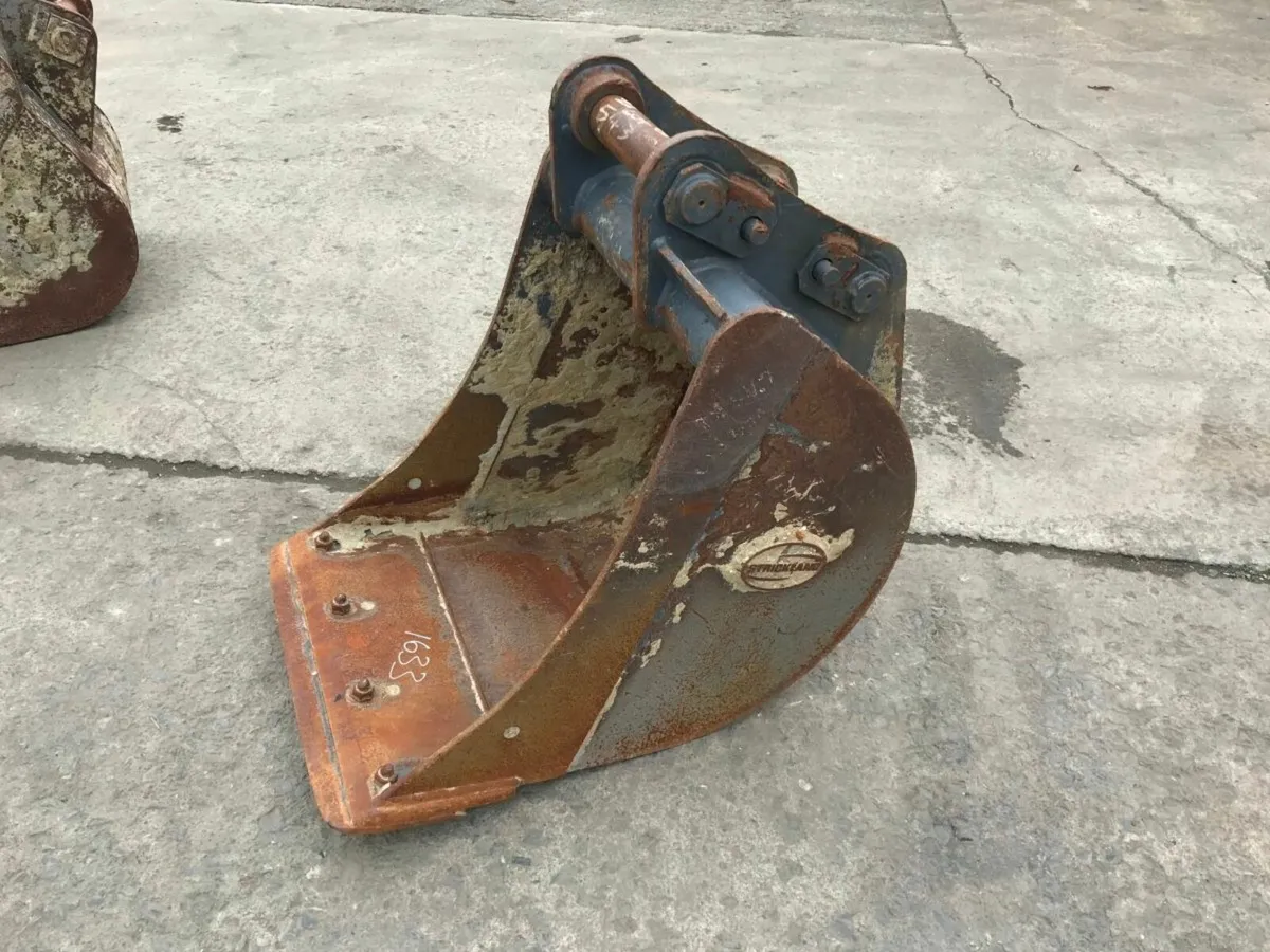 *** 24"  DIGGING BUCKET........60mm PINS ....1633 - Image 1