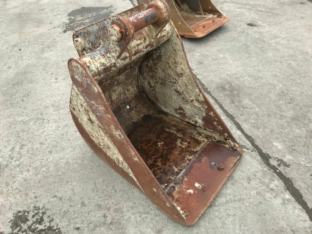 24" DIGGING BUCKET........60mm PINS. ....1631 - Image 1