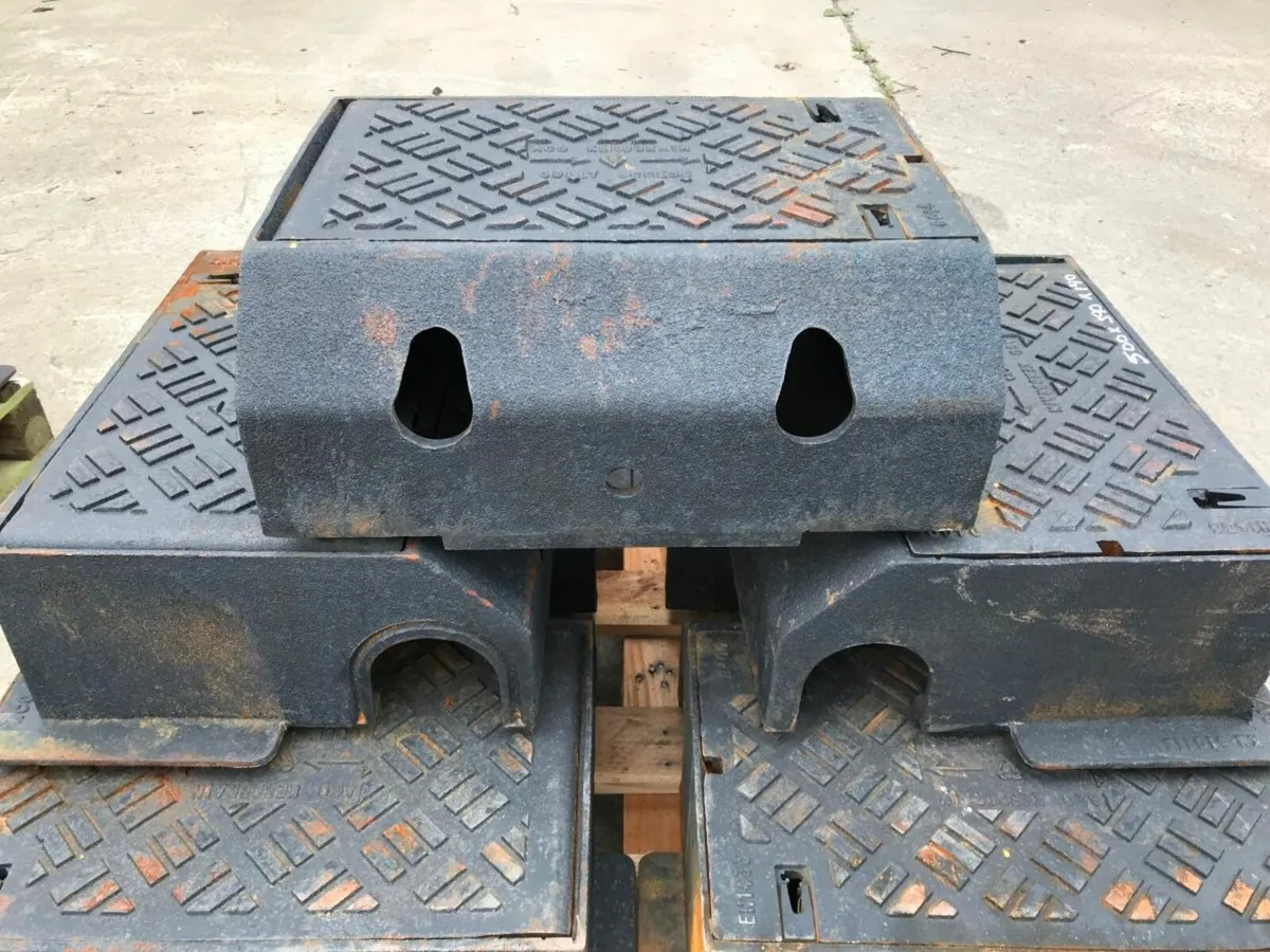 ACO KERB MAN HOLE LID COVER  GULLY CAST IRON - Image 3
