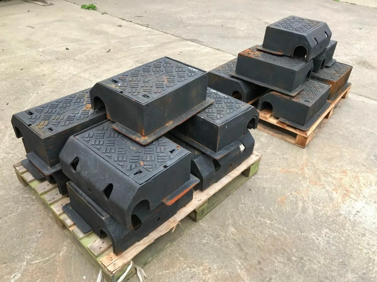 ACO KERB MAN HOLE LID COVER  GULLY CAST IRON - Image 4