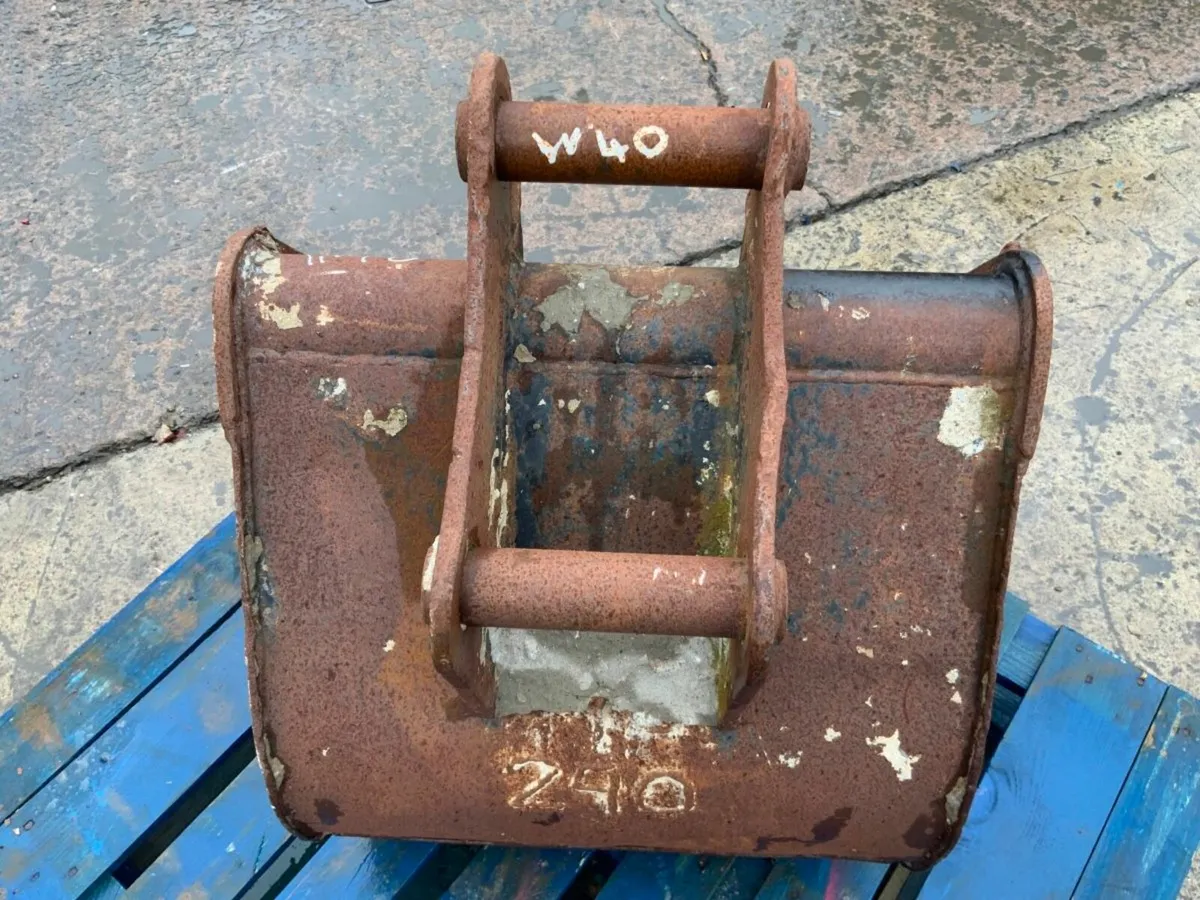 24" DIGGING BUCKET....50mm PINS......197w. - Image 4