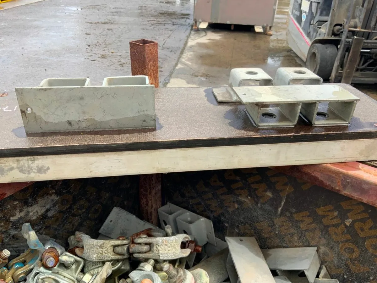 GALVANISED SCAFFOLDING  BRACKETS & CLAMPS. - Image 3