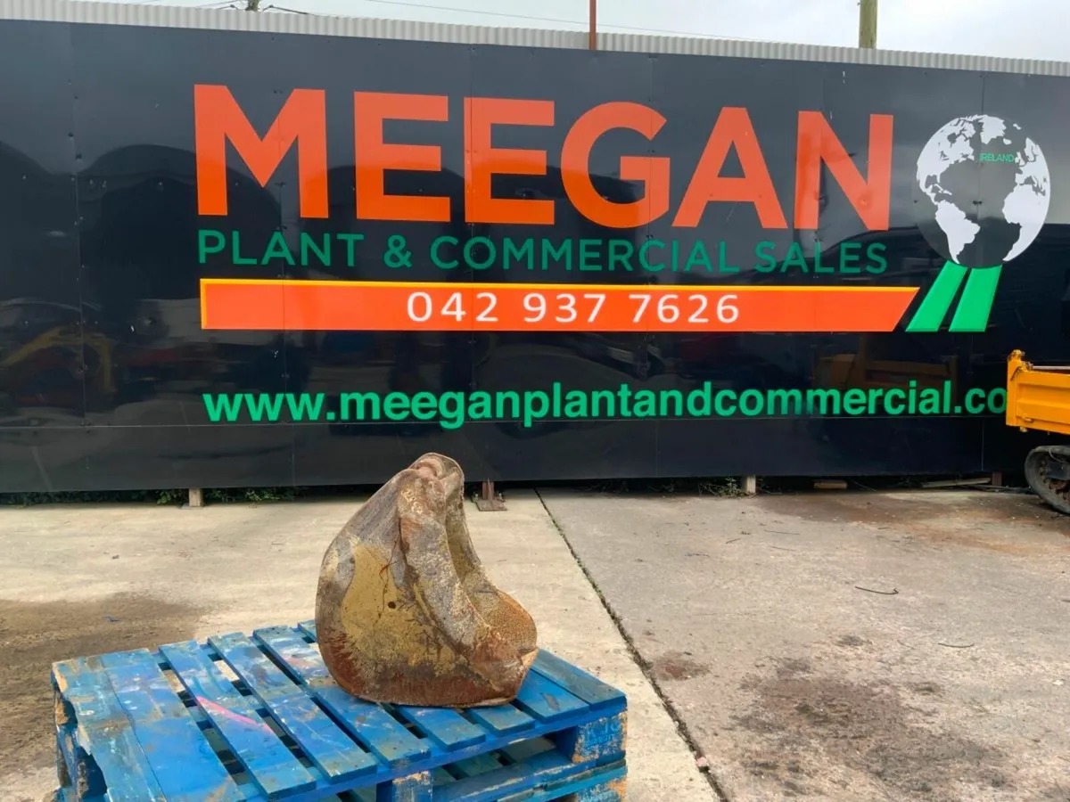 12" DIGGING BUCKET......45mm PINS.......2010-12. - Image 1