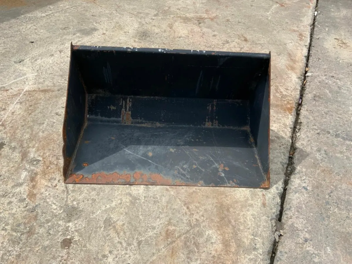 900mm COMPACT LOADER FRONT BUCKET.......601. - Image 2