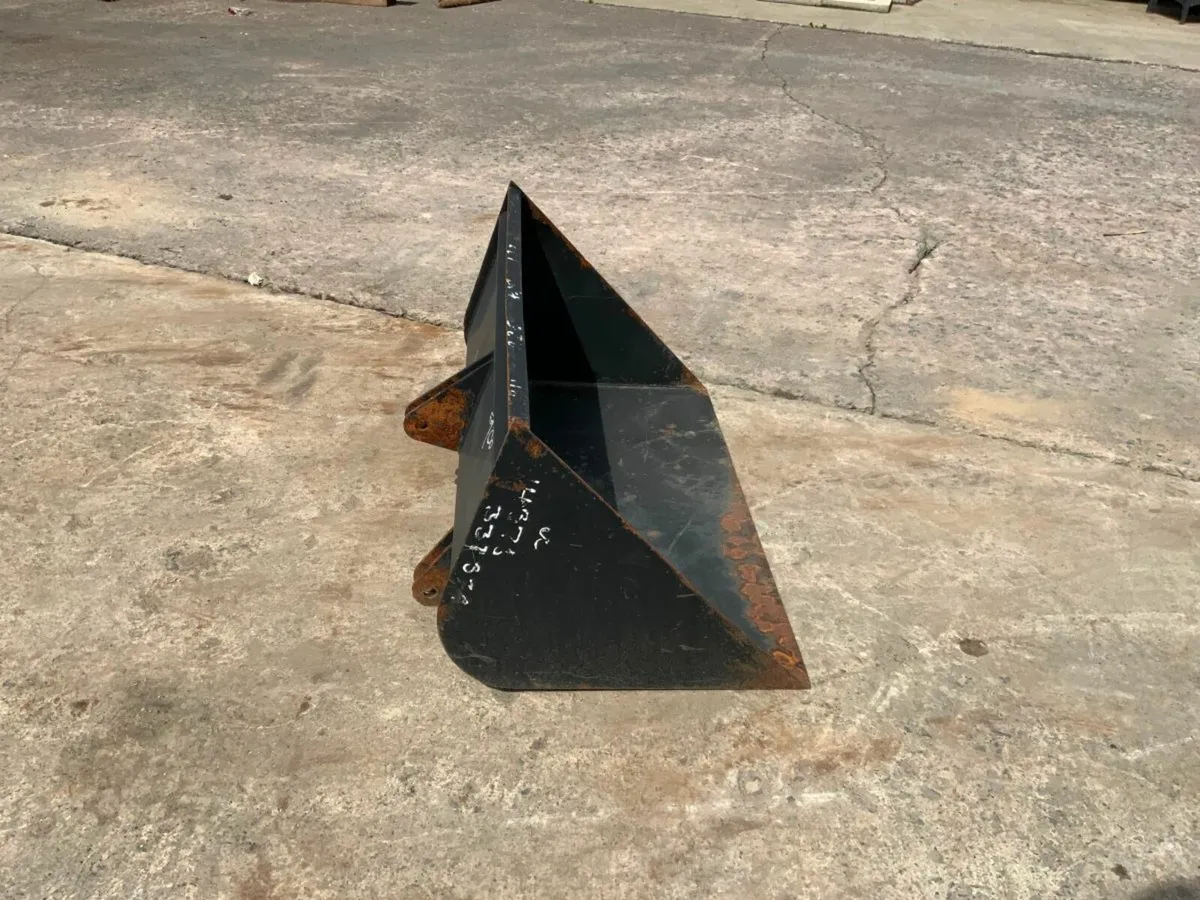 900mm COMPACT LOADER FRONT BUCKET.......601. - Image 4