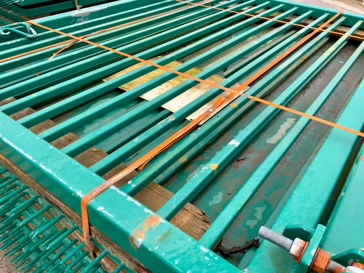 GALVANISED SECURITY FENCING & POSTS.......4256.. - Image 4