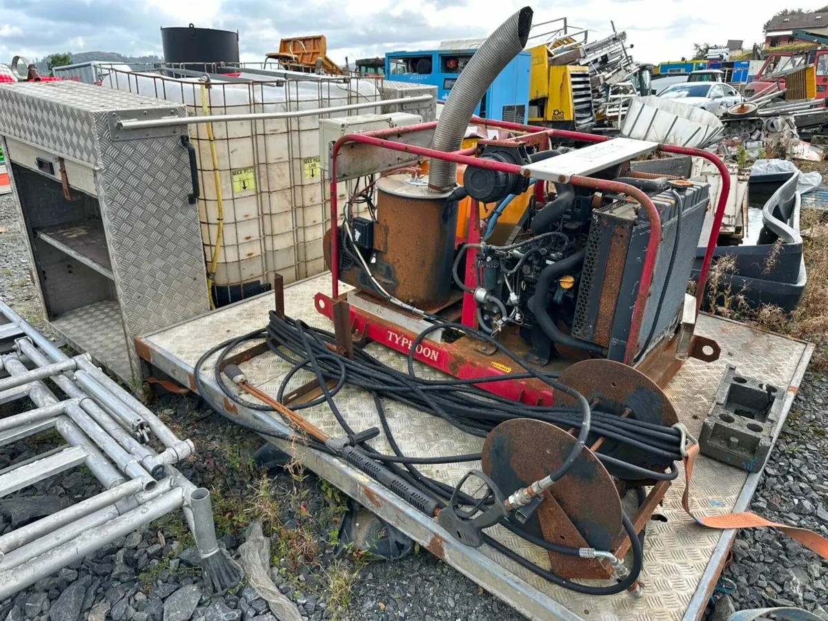 ISUZU ENGINE POWER WASHER & WATER TANK. - Image 1